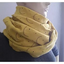 Accessoires|Marja's bunte Maschen XXL Dreiecktuch  / Musselin Double Gauze / Senfgelb mit Regenbögen / Schaltuch / Halstuch/ Wickelschal/ Loop