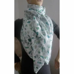 Accessoires|Marja's bunte Maschen XXL Dreiecktuch  / Musselin Double Gauze / Weiß mit Blüten und Blättern / Schaltuch / Halstuch/ Wickelschal/ Loop