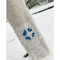 Best XXL Schal Snowfall handgefertigt – Boho Winterschal aus Merino-Mix, Granny Squares, Weiß-Blau-Grün, Einzelstück Frühling