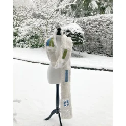 Best XXL Schal Snowfall handgefertigt – Boho Winterschal aus Merino-Mix, Granny Squares, Weiß-Blau-Grün, Einzelstück Frühling